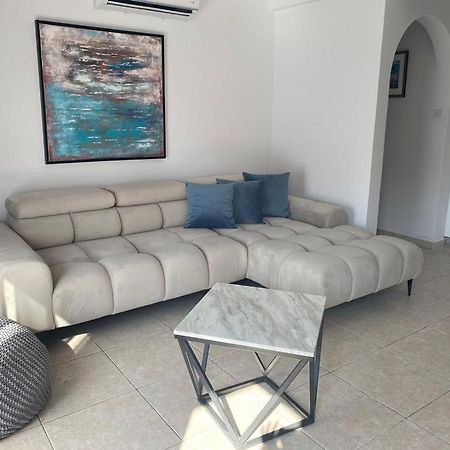 Central Pool-Side 2 Bedroom Apartment In Pafos Exterior foto