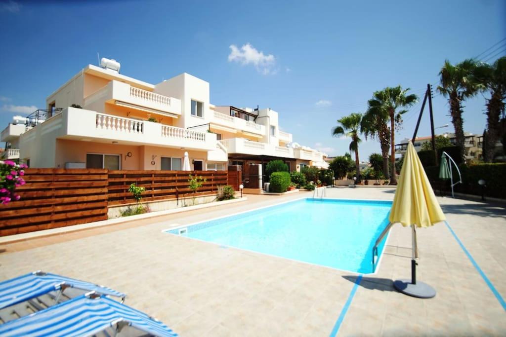 Central Pool-Side 2 Bedroom Apartment In Pafos Exterior foto