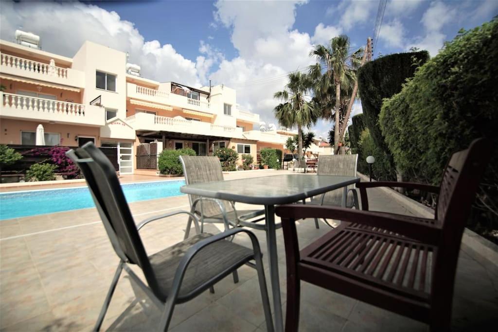 Central Pool-Side 2 Bedroom Apartment In Pafos Exterior foto