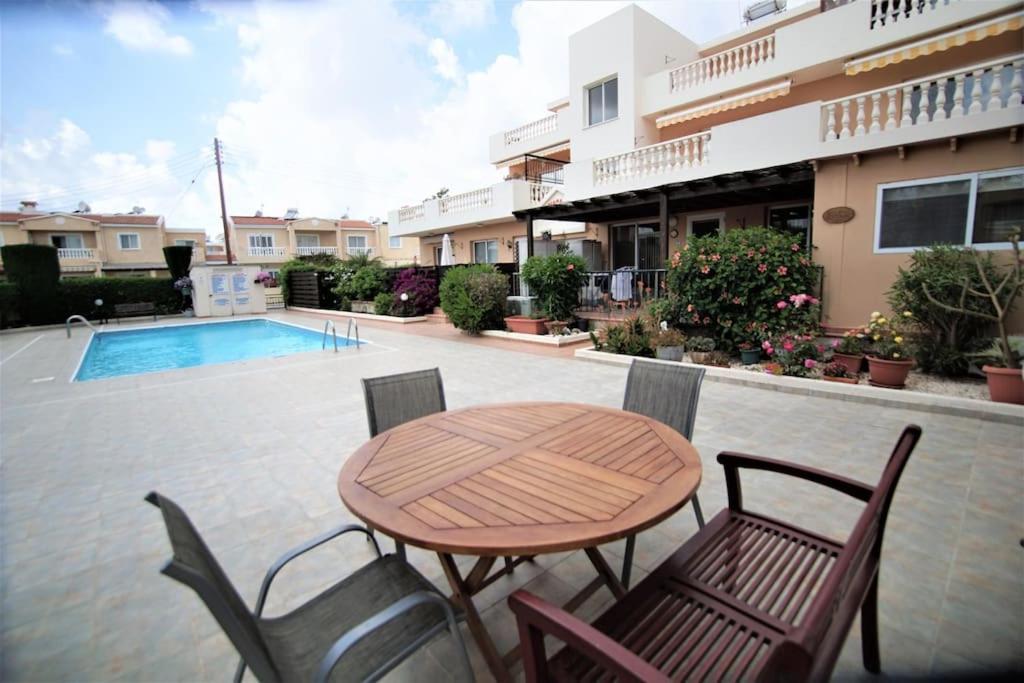 Central Pool-Side 2 Bedroom Apartment In Pafos Exterior foto