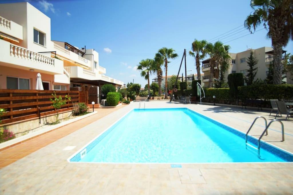 Central Pool-Side 2 Bedroom Apartment In Pafos Exterior foto