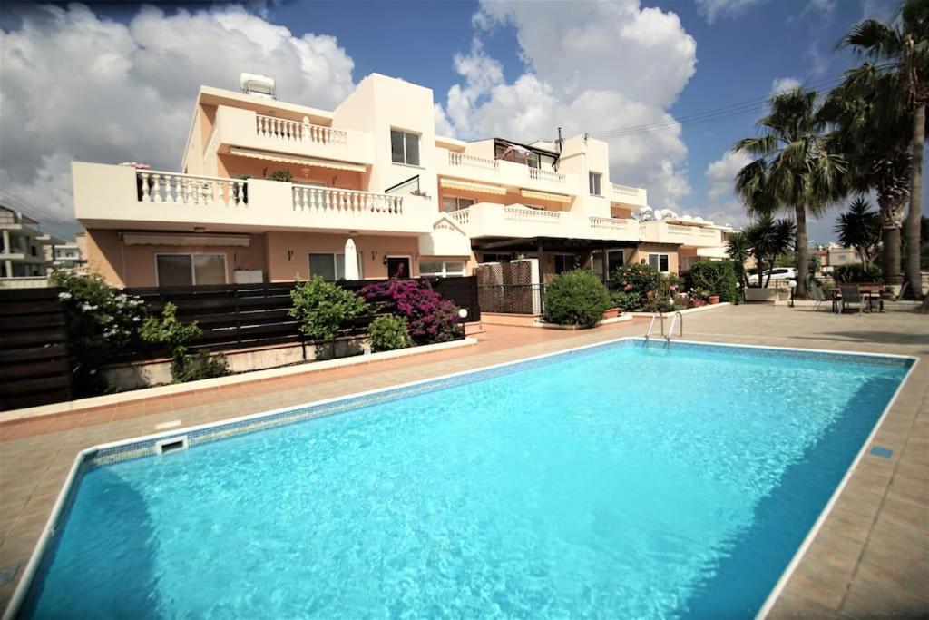 Central Pool-Side 2 Bedroom Apartment In Pafos Exterior foto