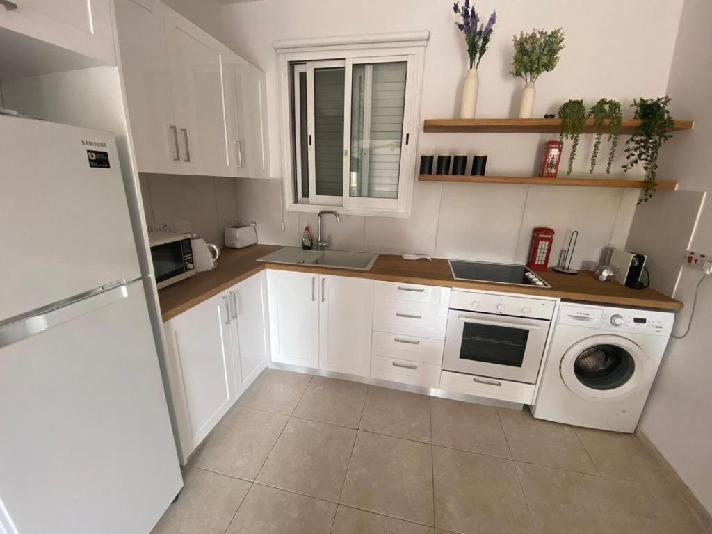 Central Pool-Side 2 Bedroom Apartment In Pafos Exterior foto