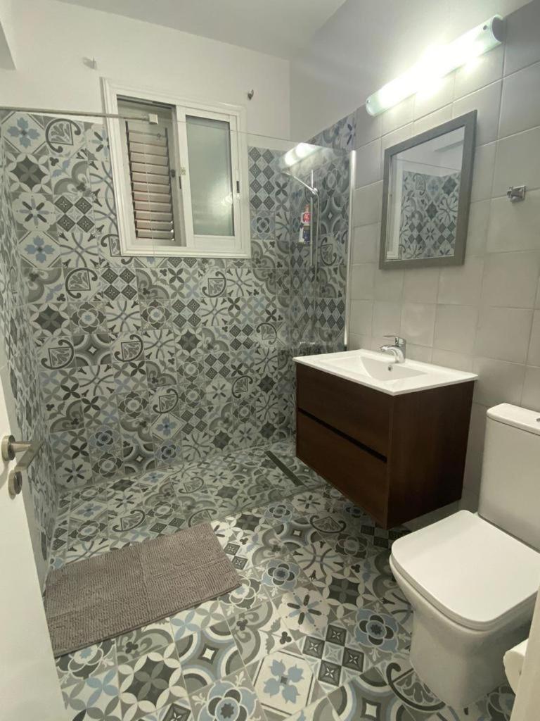 Central Pool-Side 2 Bedroom Apartment In Pafos Exterior foto