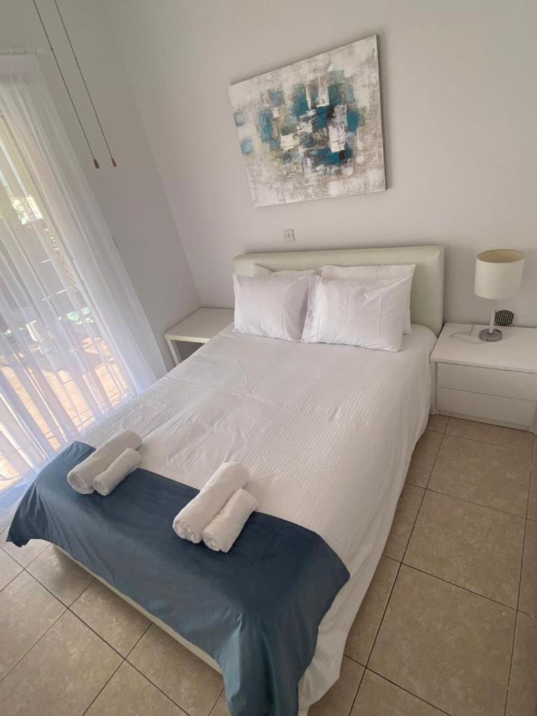 Central Pool-Side 2 Bedroom Apartment In Pafos Exterior foto