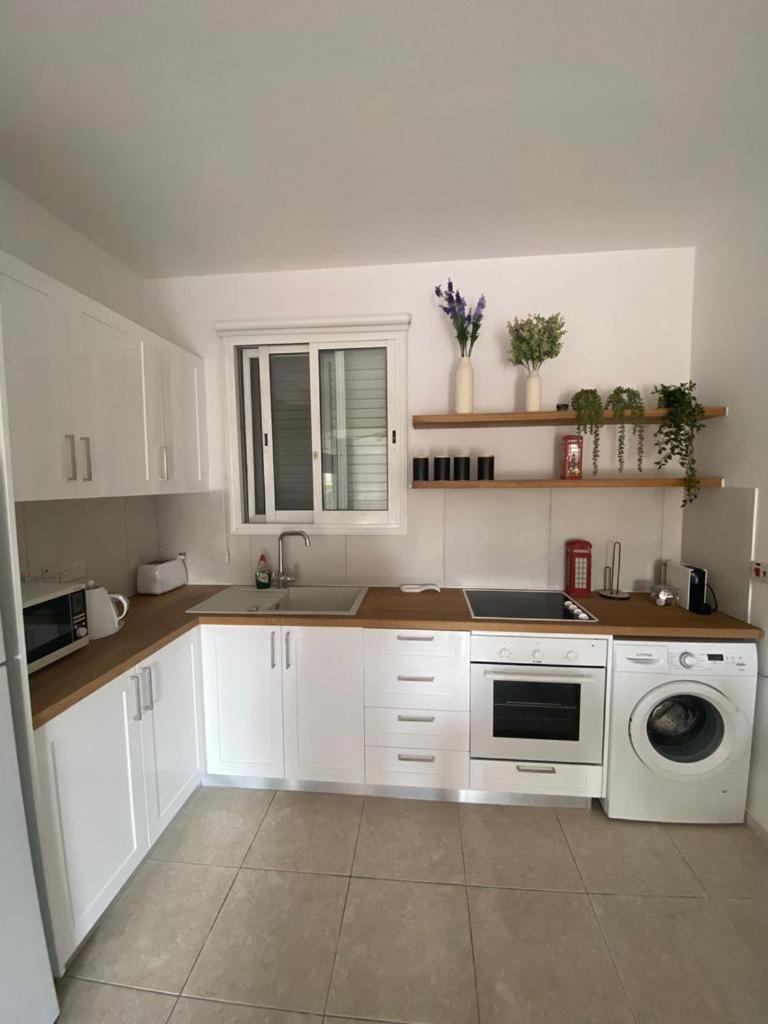 Central Pool-Side 2 Bedroom Apartment In Pafos Exterior foto