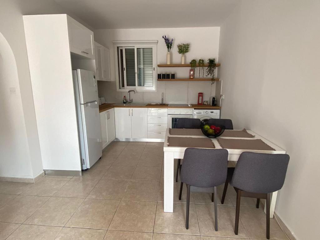 Central Pool-Side 2 Bedroom Apartment In Pafos Exterior foto
